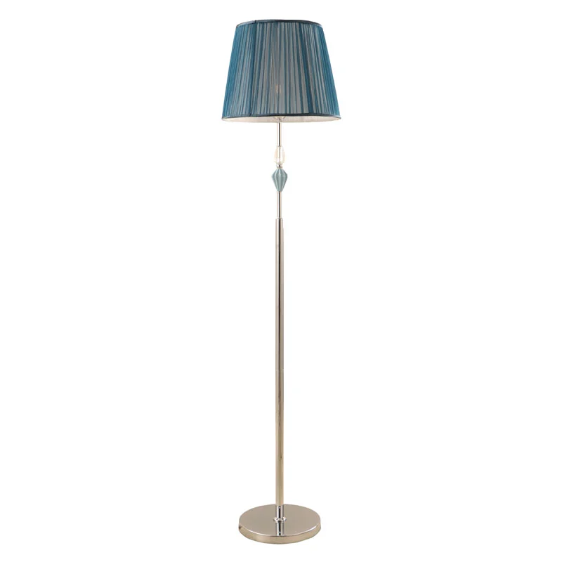 É seguro deixar uma luminária de chão de tecido plissado acesa a noite toda?