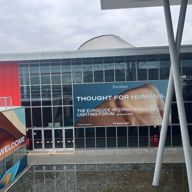Observação da exposição de iluminação de Milan Euroluce de 2025