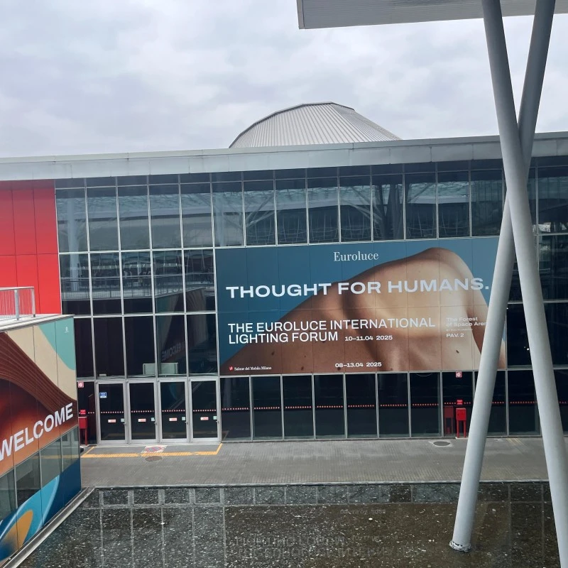 Observação da exposição de iluminação de Milan Euroluce de 2025
