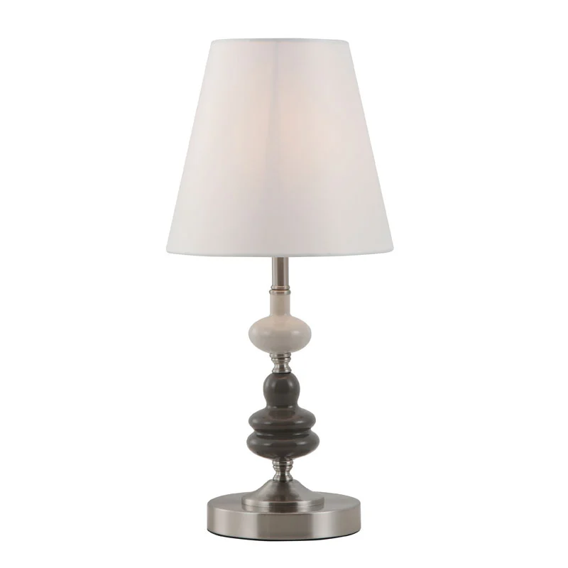 Candeeiro de mesa moderno com sombra esbranquiçada